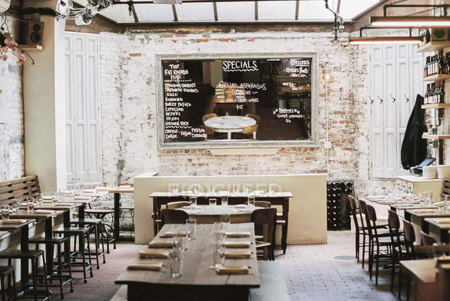 Restaurant avec de longues tables étroites — Photo de stock