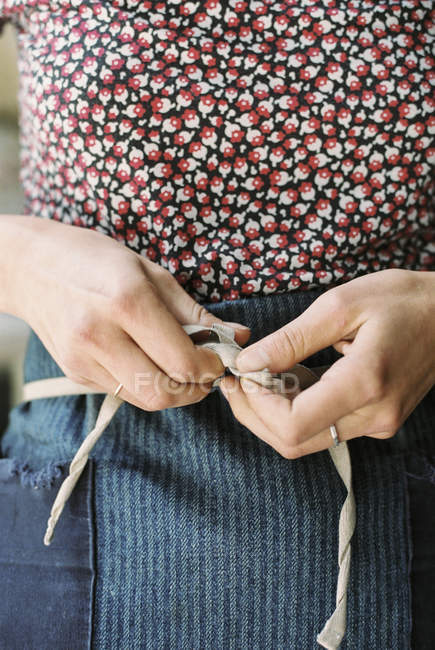 Жінка зав'язує стрічки — стокове фото