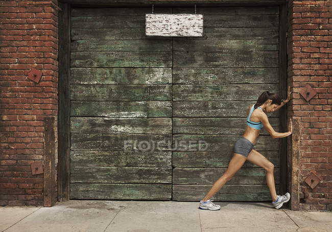 Mujer preparándose para correr - foto de stock