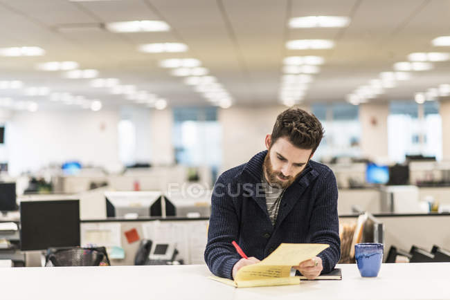 Hombre sentado en un escritorio - foto de stock