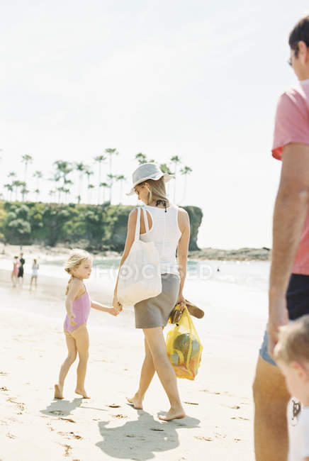 Família em um dia em uma praia de areia — Fotografia de Stock