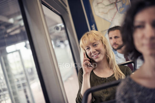 Femme blonde dans un bus de la ville — Photo de stock