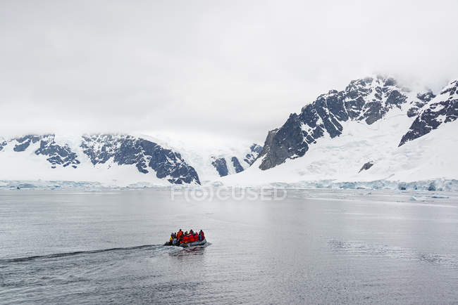 Gruppe von Menschen in einem Schlauchboot in der Antarktis. — Stockfoto