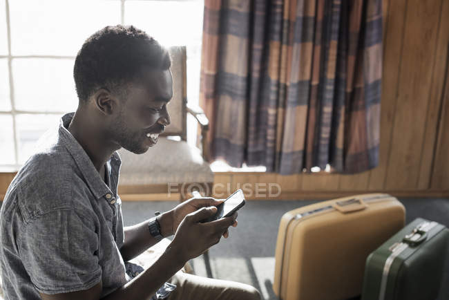 Чоловік перевіряє свій смартфон . — стокове фото