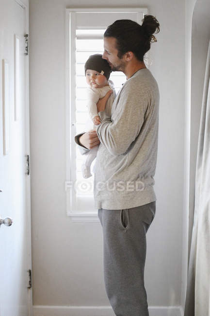 Padre sosteniendo un bebé pequeño . - foto de stock