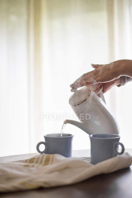 Aus einer Kaffeekanne in einen Becher gegossen. — Stockfoto