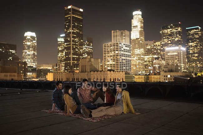 Friends gathered on a rooftop terrace — Stock Photo
