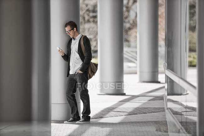 Uomo controllando il suo smart phone . — Foto stock