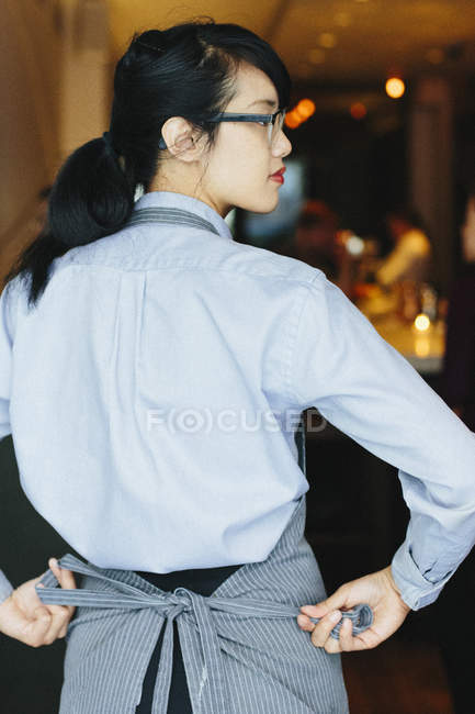 Garçonete amarrando avental — Fotografia de Stock