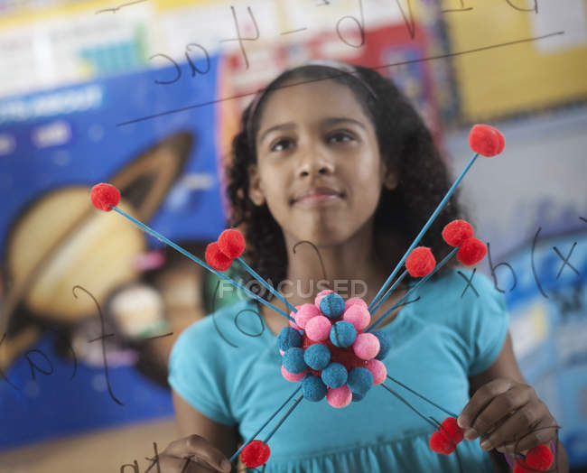 Menina segurando uma estrutura molecular — Fotografia de Stock