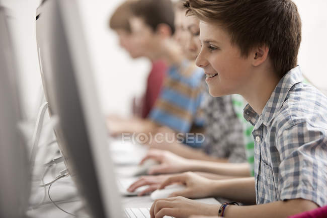 Meninos e meninas, trabalhando em classe — Fotografia de Stock