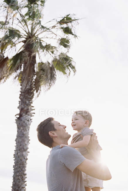 Мужчина с маленьким сыном на руках — стоковое фото
