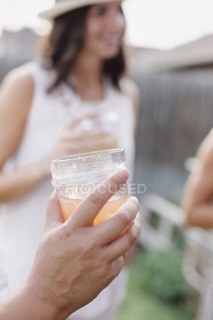 Hand hält einen Drink — Stockfoto