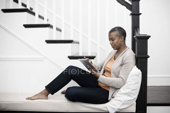 Mulher madura usando um tablet digital . — Fotografia de Stock
