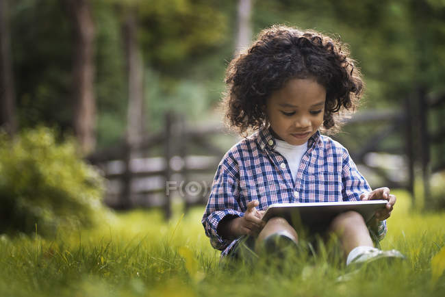 Petit garçon utilisant un ordinateur tablette . — Photo de stock