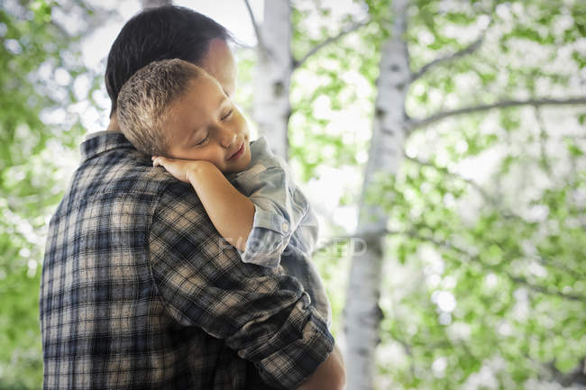 Чоловік стукає сплячу дитину — стокове фото