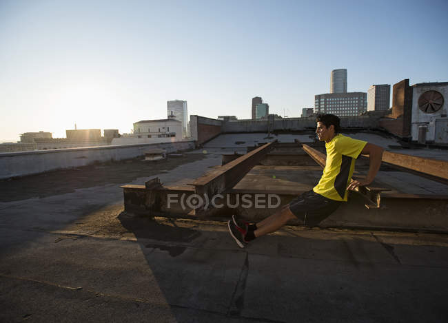 Uomo in abiti da ginnastica su un tetto — Foto stock