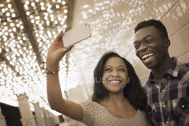 Paar macht Selfie mit dem Smartphone. — Stockfoto