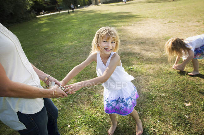 Mãe brincando com suas filhas — Fotografia de Stock