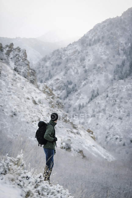 Hombre en una ladera de montaña
. - foto de stock