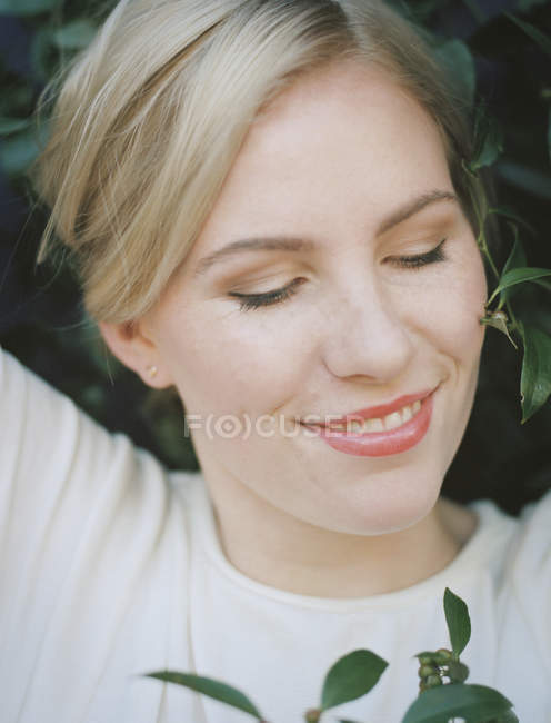 Mulher sorrindo com os olhos fechados. — Fotografia de Stock