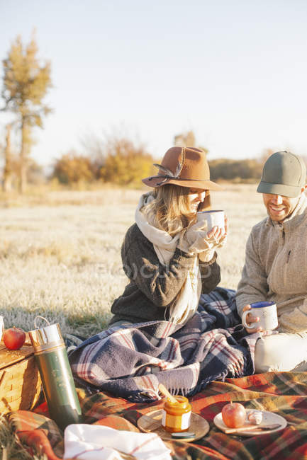 Couple on a winter picnic — Stock Photo
