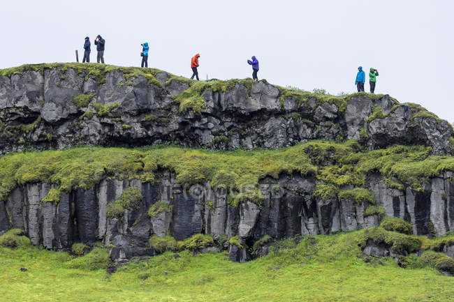 Escursionisti sulle scogliere vicino a Gullfoss — Foto stock