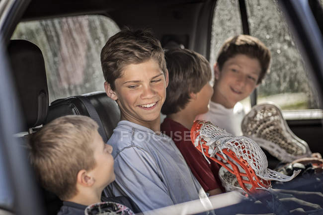 Garçons assis dans une voiture ou un camion — Photo de stock