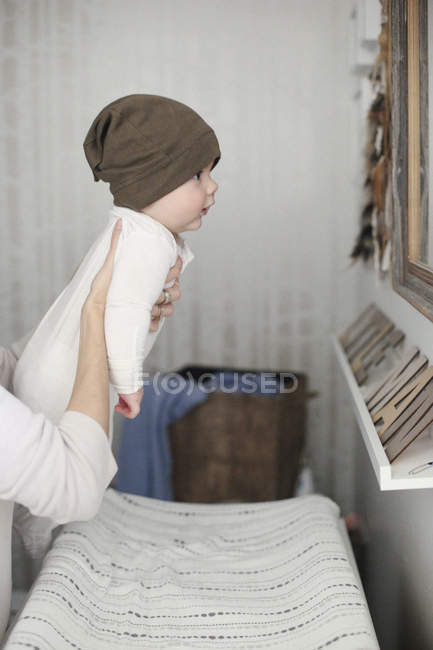 Bambino ragazzo guardando in uno specchio — Foto stock