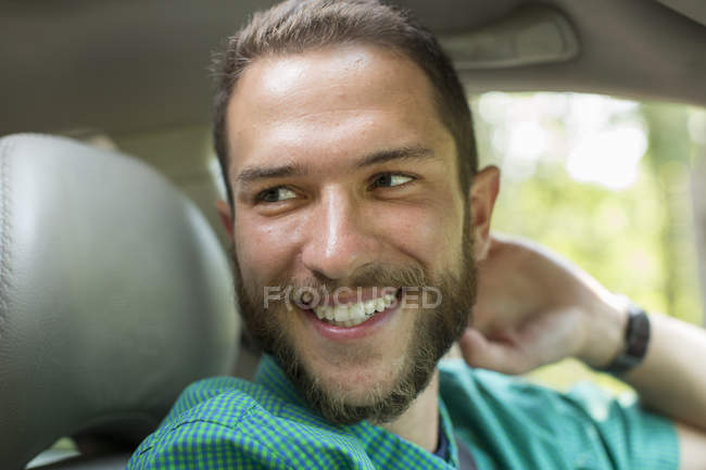 Чоловік сидить на водійському сидінні — стокове фото