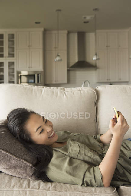 Женщина лежит на диване — стоковое фото