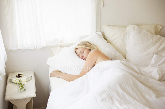 Donna che dorme in un letto — Foto stock