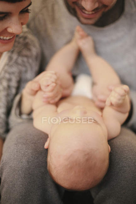 Parents avec leur petit bébé — Photo de stock