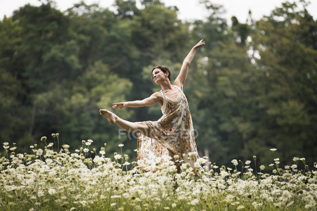 Donna che balla in un campo — Foto stock