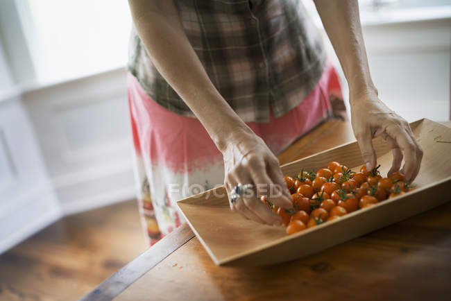 Bandeja de tomates orgânicos — Fotografia de Stock