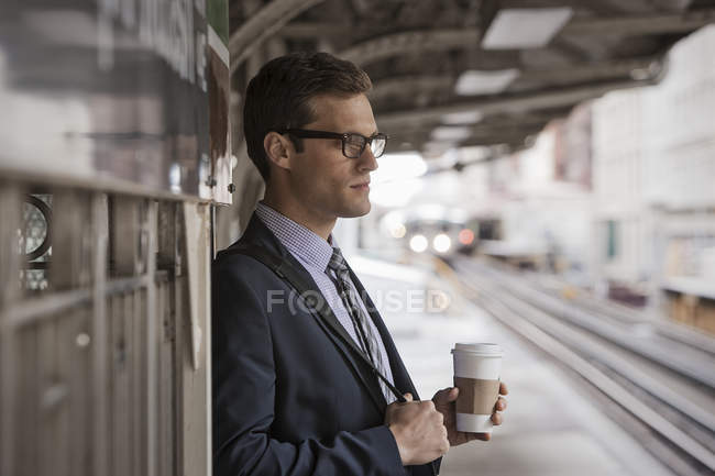 Geschäftsmann auf einem Bahnsteig. — Stockfoto