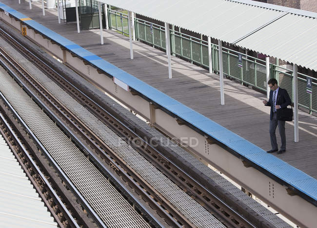 Uomo in attesa sulla piattaforma . — Foto stock