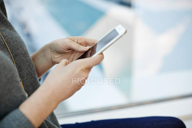 Woman holding a smart phone. — Stock Photo