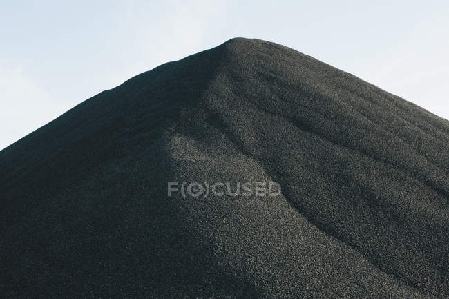 Гравийная куча чёрного цвета — стоковое фото