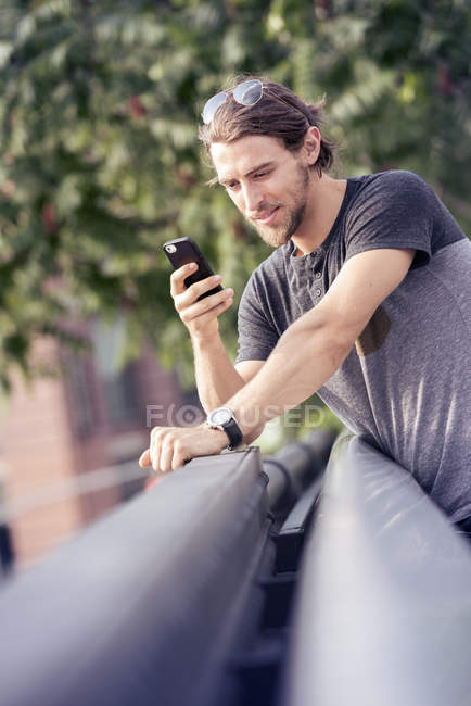 L'homme vérifie son téléphone portable — Photo de stock