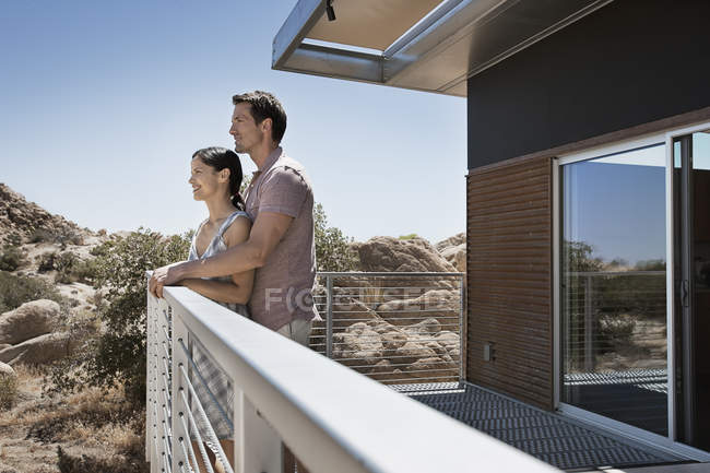Casal no terraço de uma eco casa — Fotografia de Stock