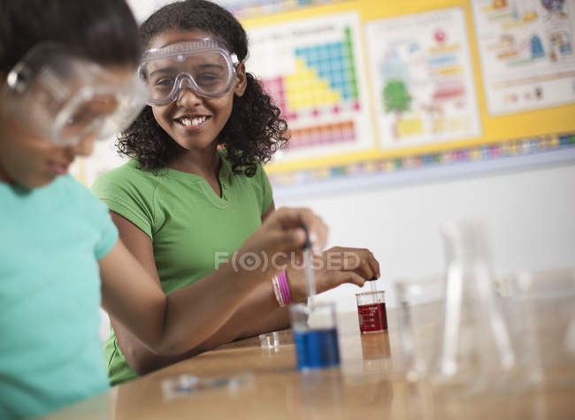 Niño y niña en una lección de ciencias - foto de stock