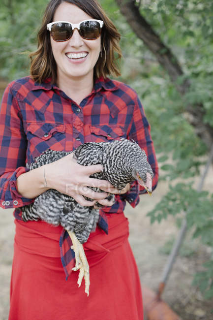 Frau hält eine graue Henne — Stockfoto