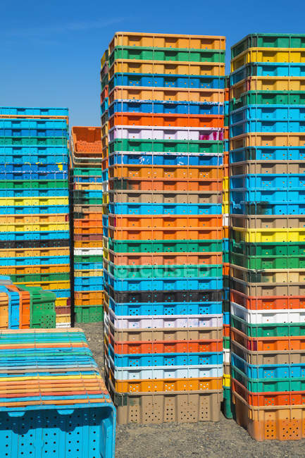 Стопки разноцветных контейнеров — стоковое фото
