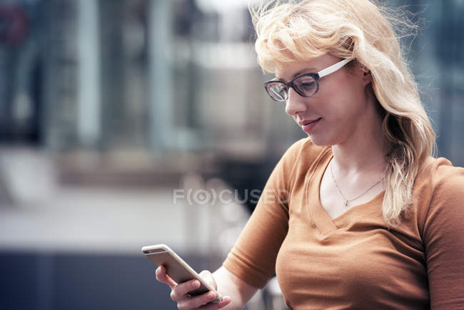 Mulher em uma rua usando telefone celular — Fotografia de Stock
