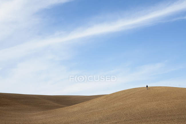 Person standing on a ridge — Stock Photo