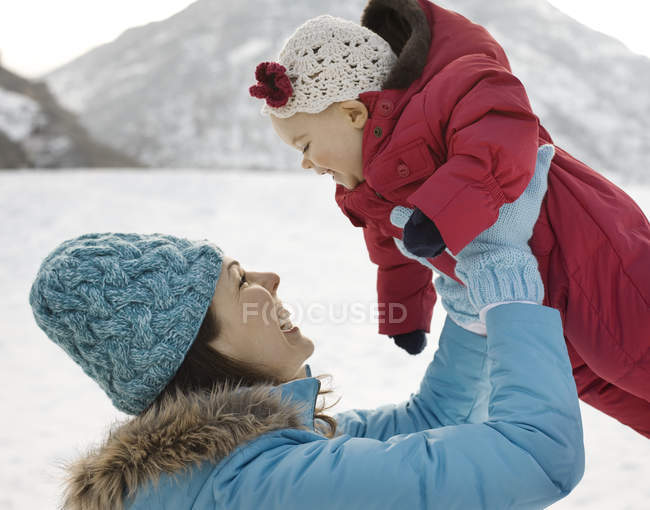 Мати і дитина на снігу . — стокове фото