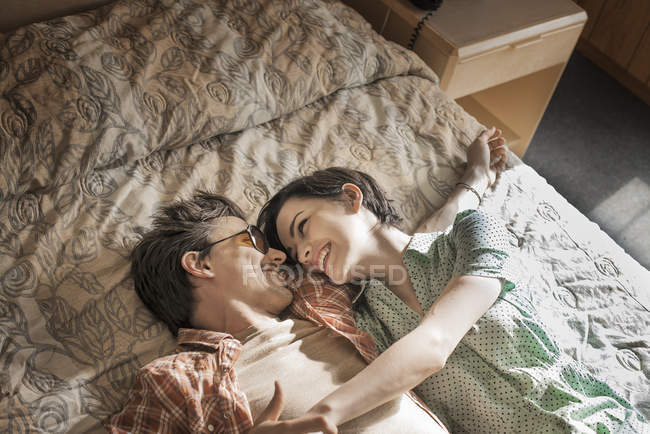 Couple couché côte à côte — Photo de stock