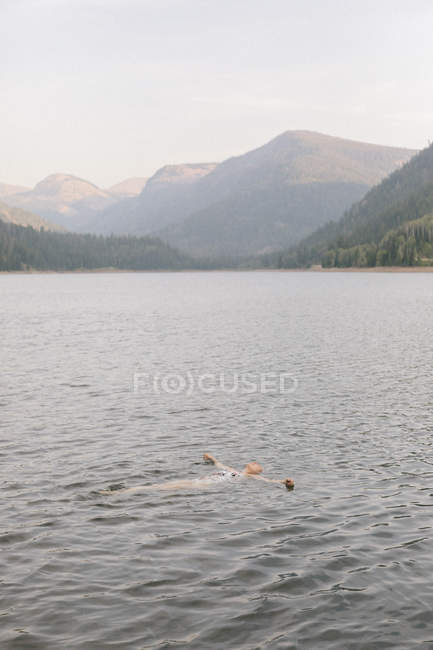 Женщина купается в озере . — стоковое фото