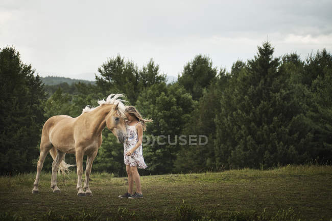 Jeune fille avec un poney — Photo de stock